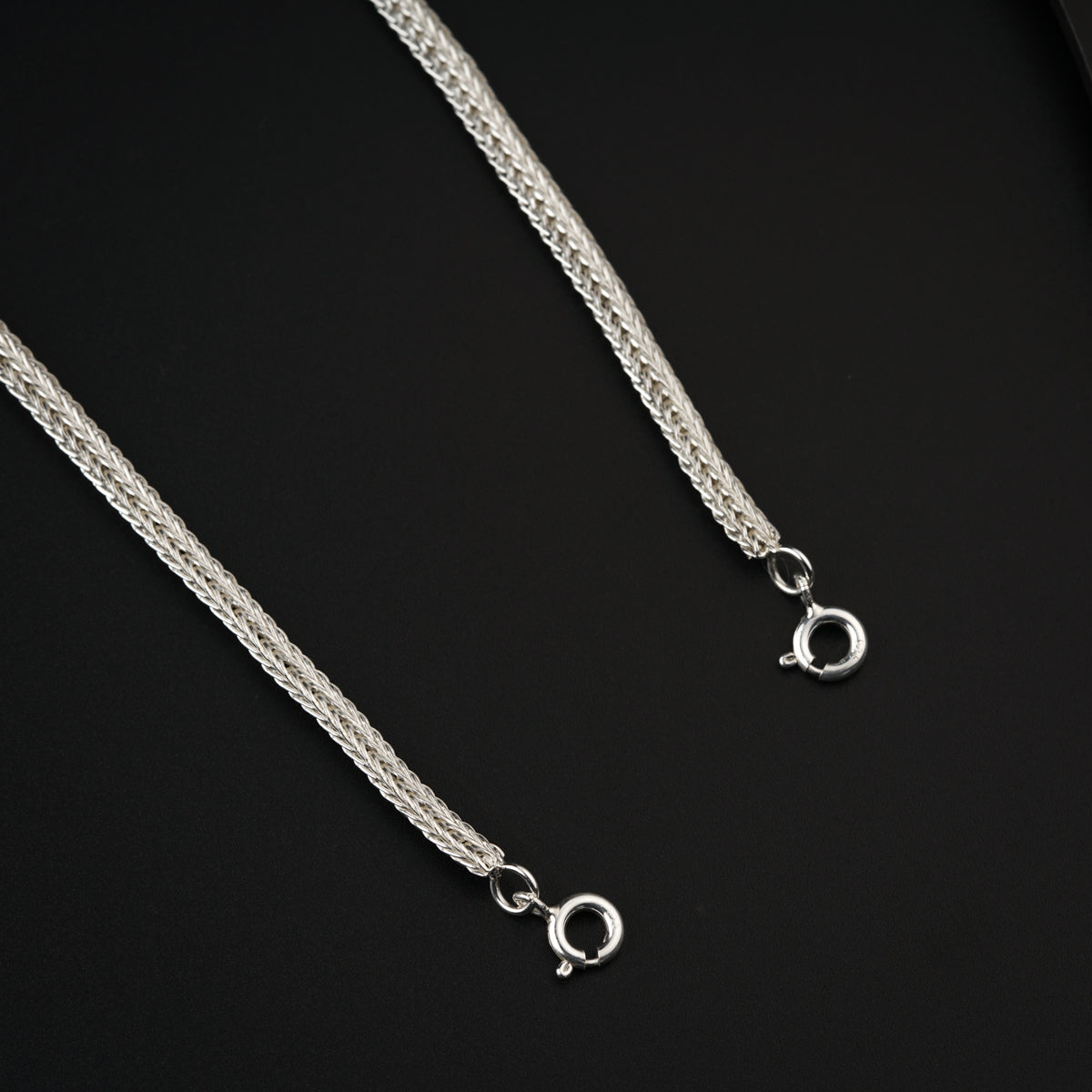 Silver Shiny Chain for Men / Women (22 Inches Without Pendant)