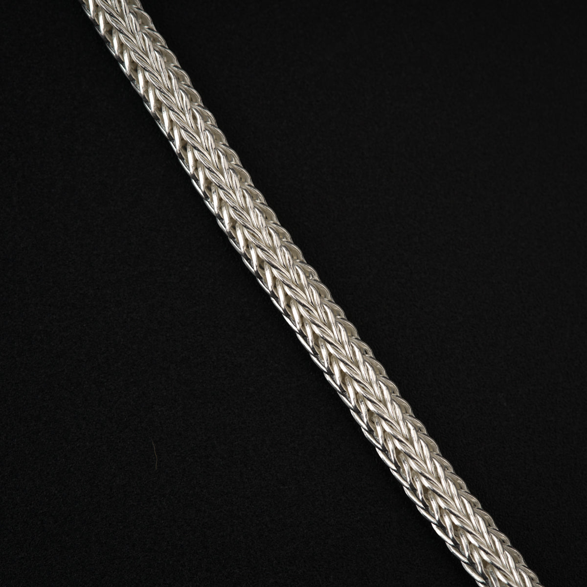 Silver Shiny Chain for Men / Women (22 Inches Without Pendant)