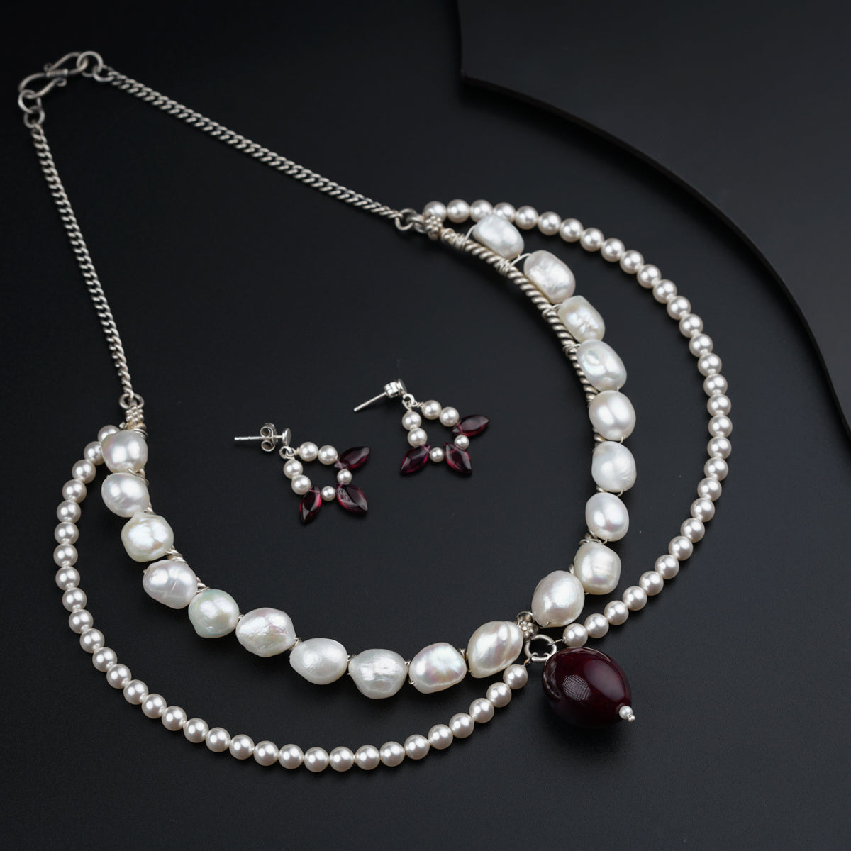 Collar Necklace and Earrings set with High Quality Pearls and Garnet Pendant