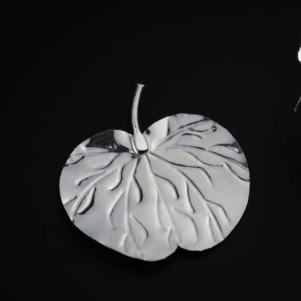 Silver leaf-shaped decorative item for home & garden