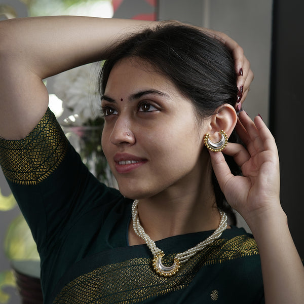 Jewelry set with pearl necklace and earrings