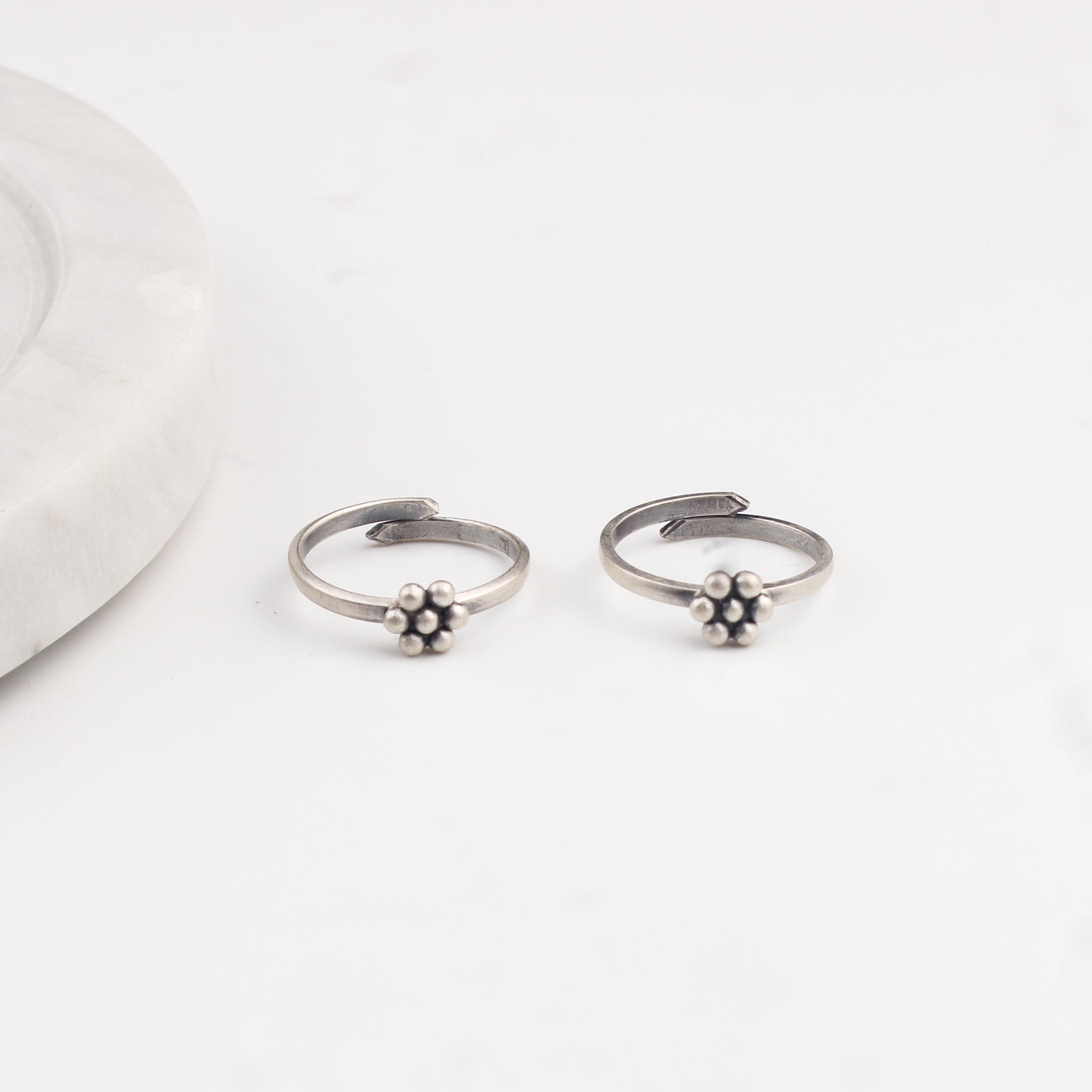 Tiny Kudi Toe Ring ( Thin Base )