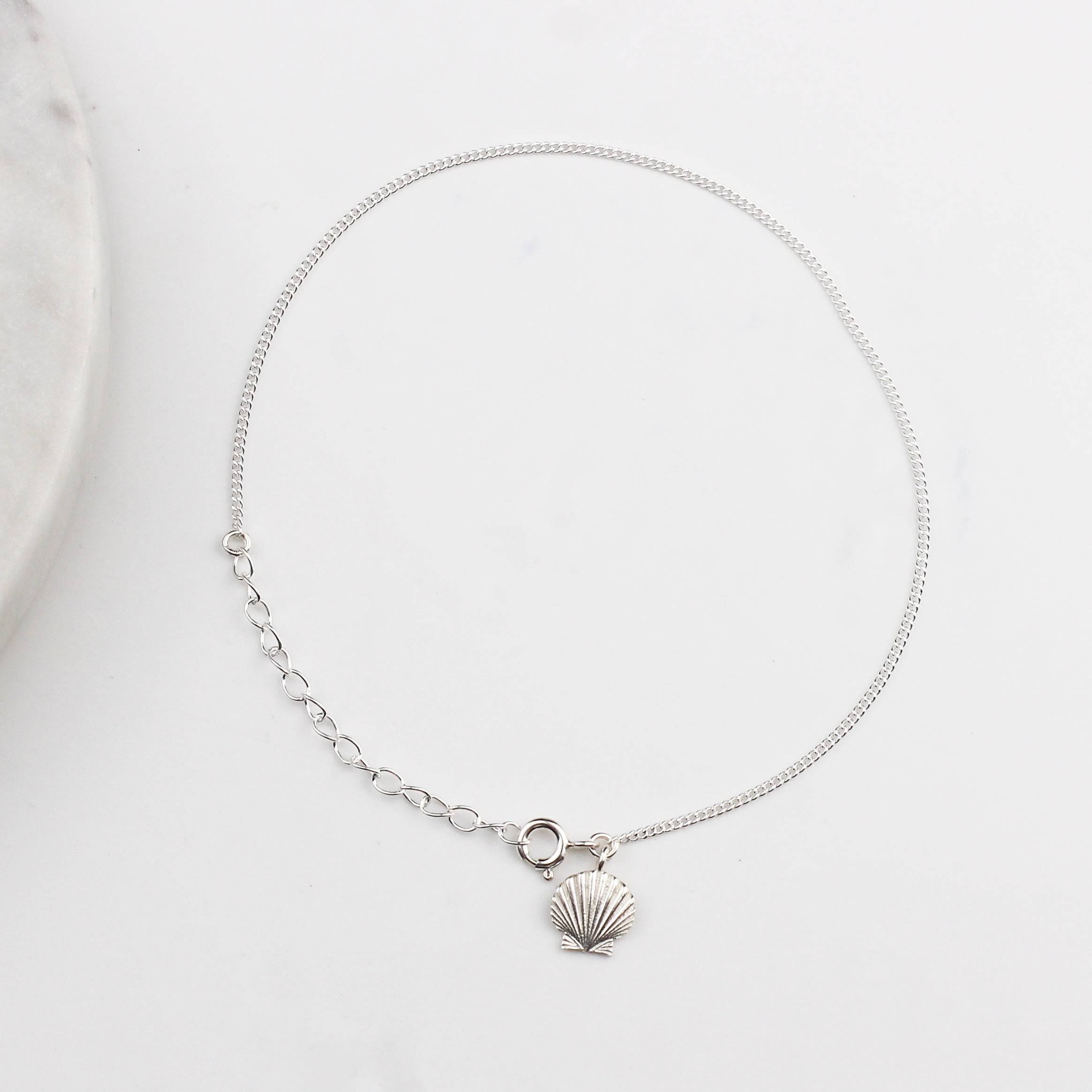 Coastal-inspired seashell silver anklet for beach and vacation wear