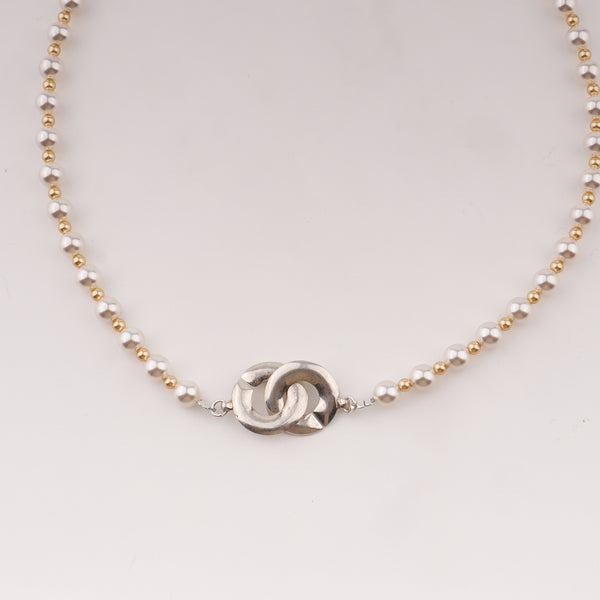 Elegant pearl and gold necklace with infinity lock in silver