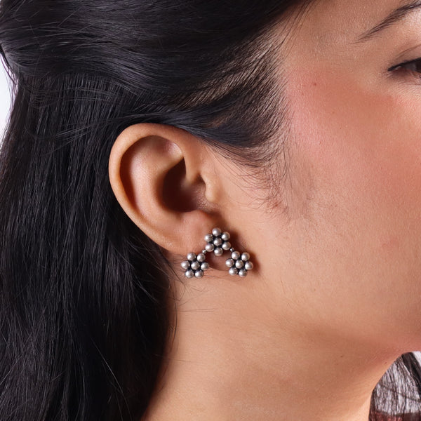 Silver 5 Kudi Mangalsutra Set with black beads and floral pendants on a white background