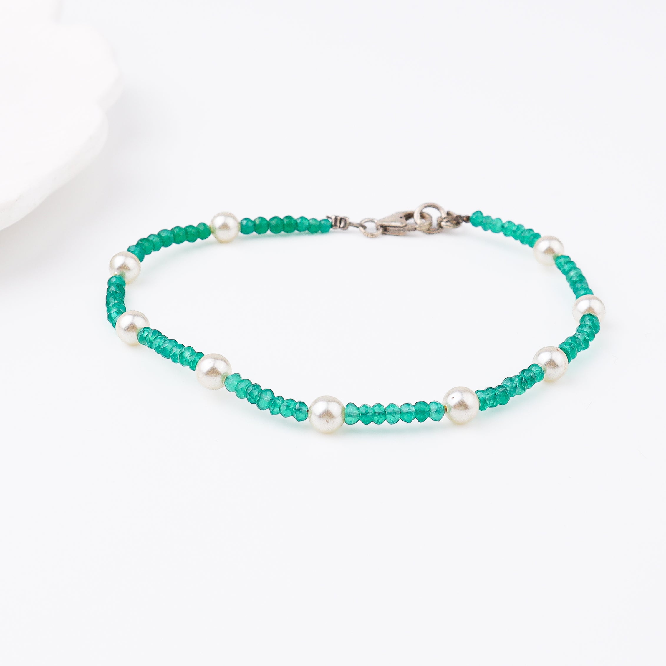 Semi precious stone bracelet in silver wire ( Onyx and Pearls )