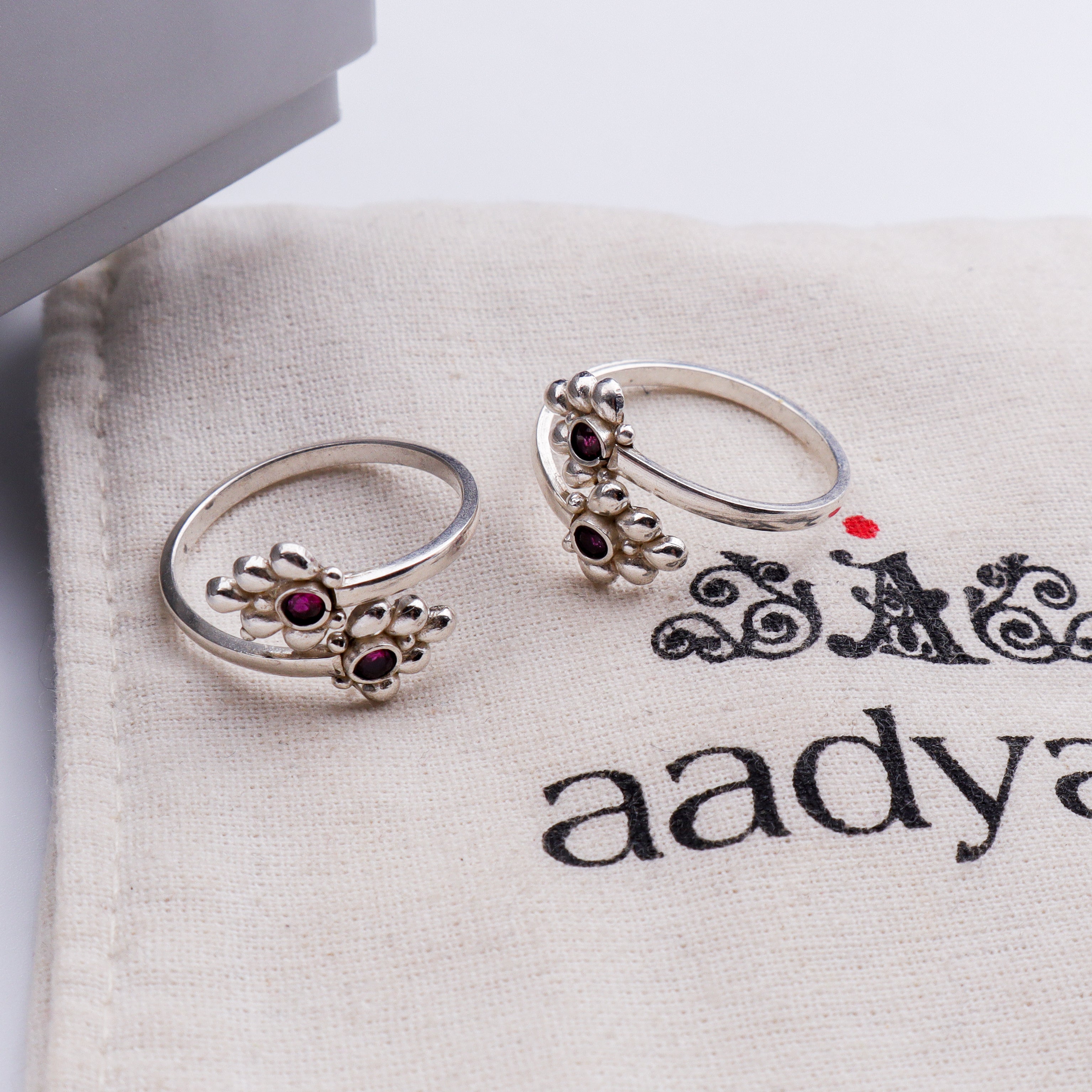 Silver Shiny Kempu Stone Toe Ring