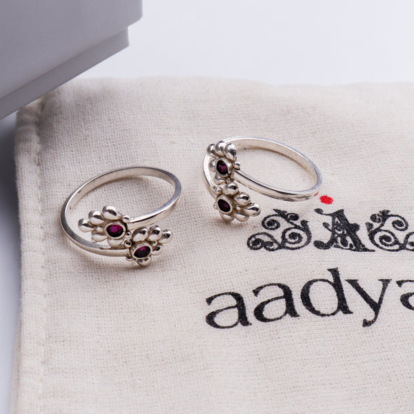 Silver Shiny Kempu Stone Toe Ring