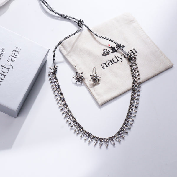 Delicate Drops Silver Necklace with Snowflake Pendants