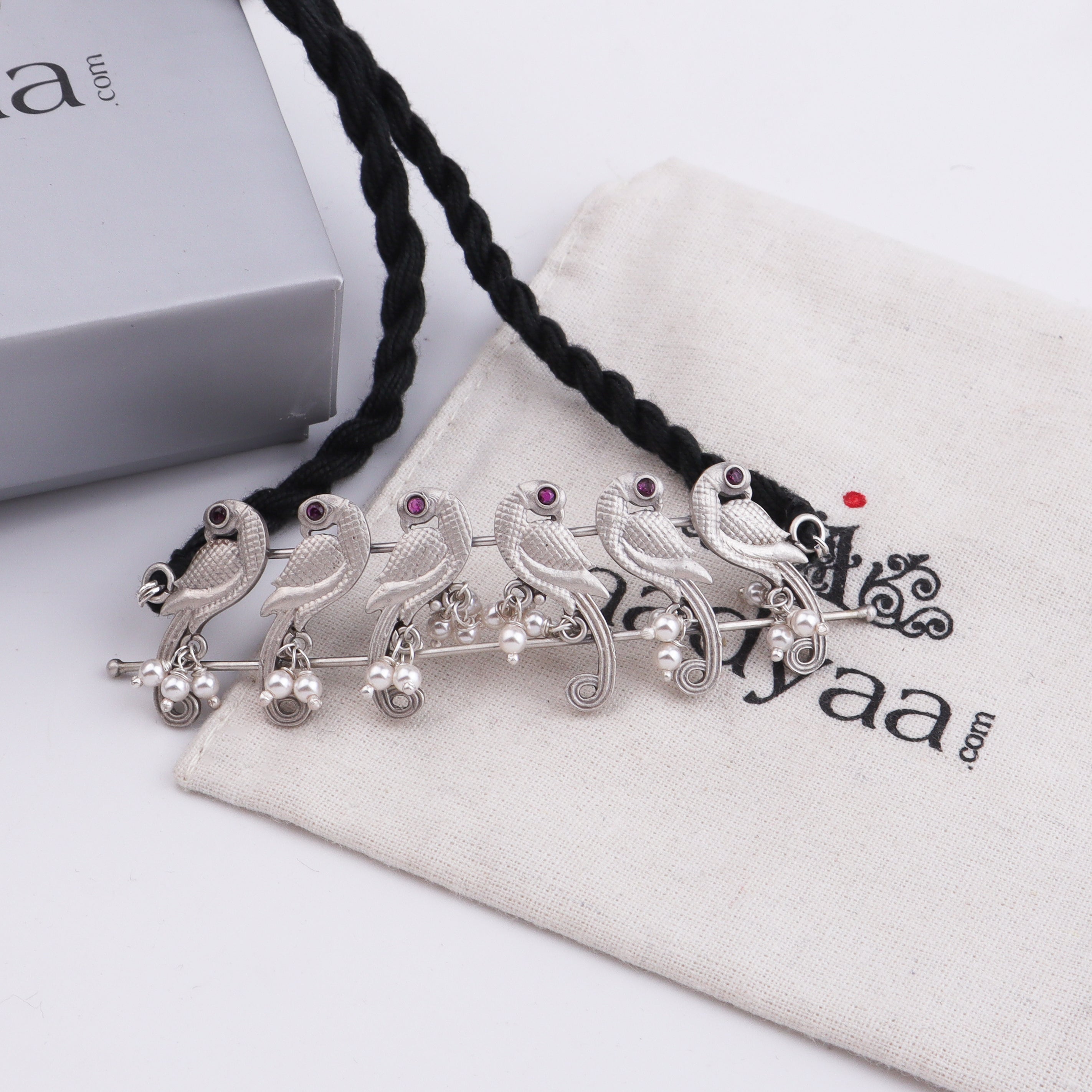 Parrot choker with pearls