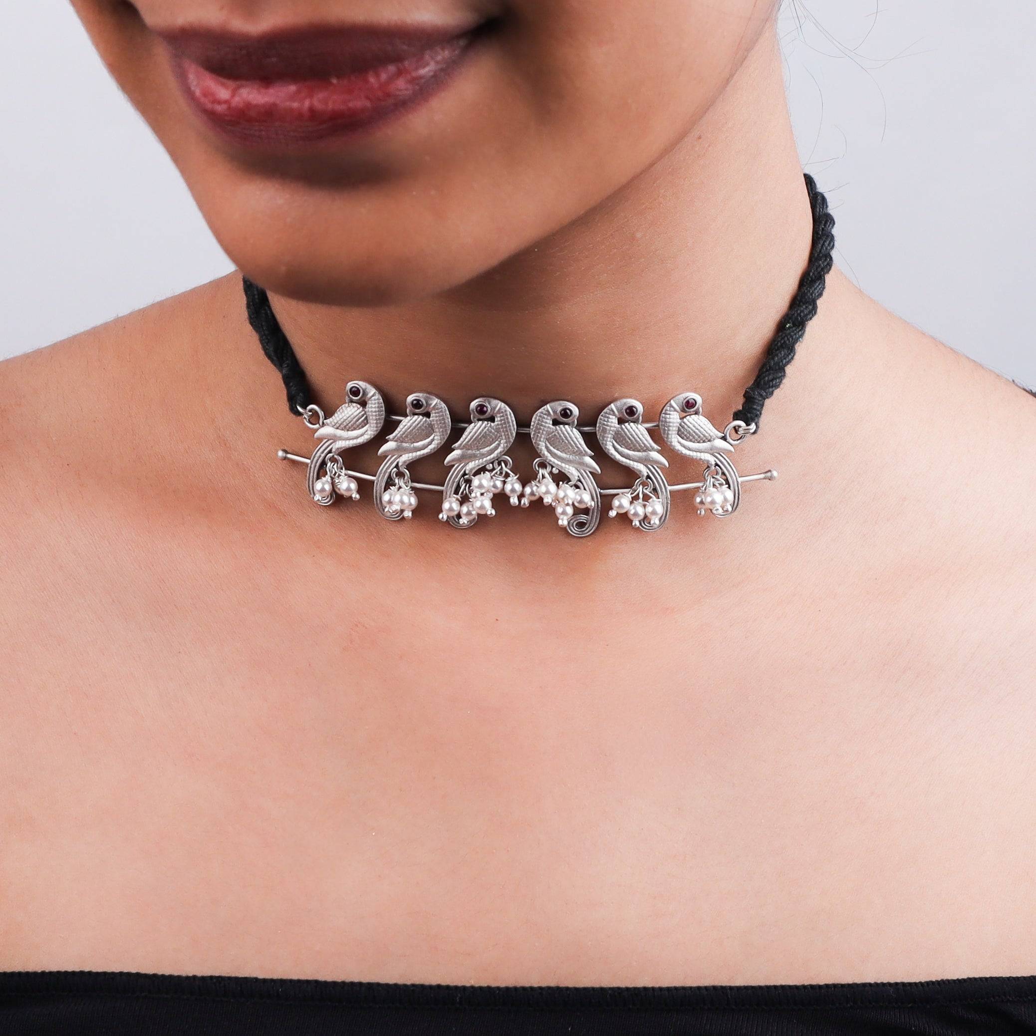 Parrot choker with pearls
