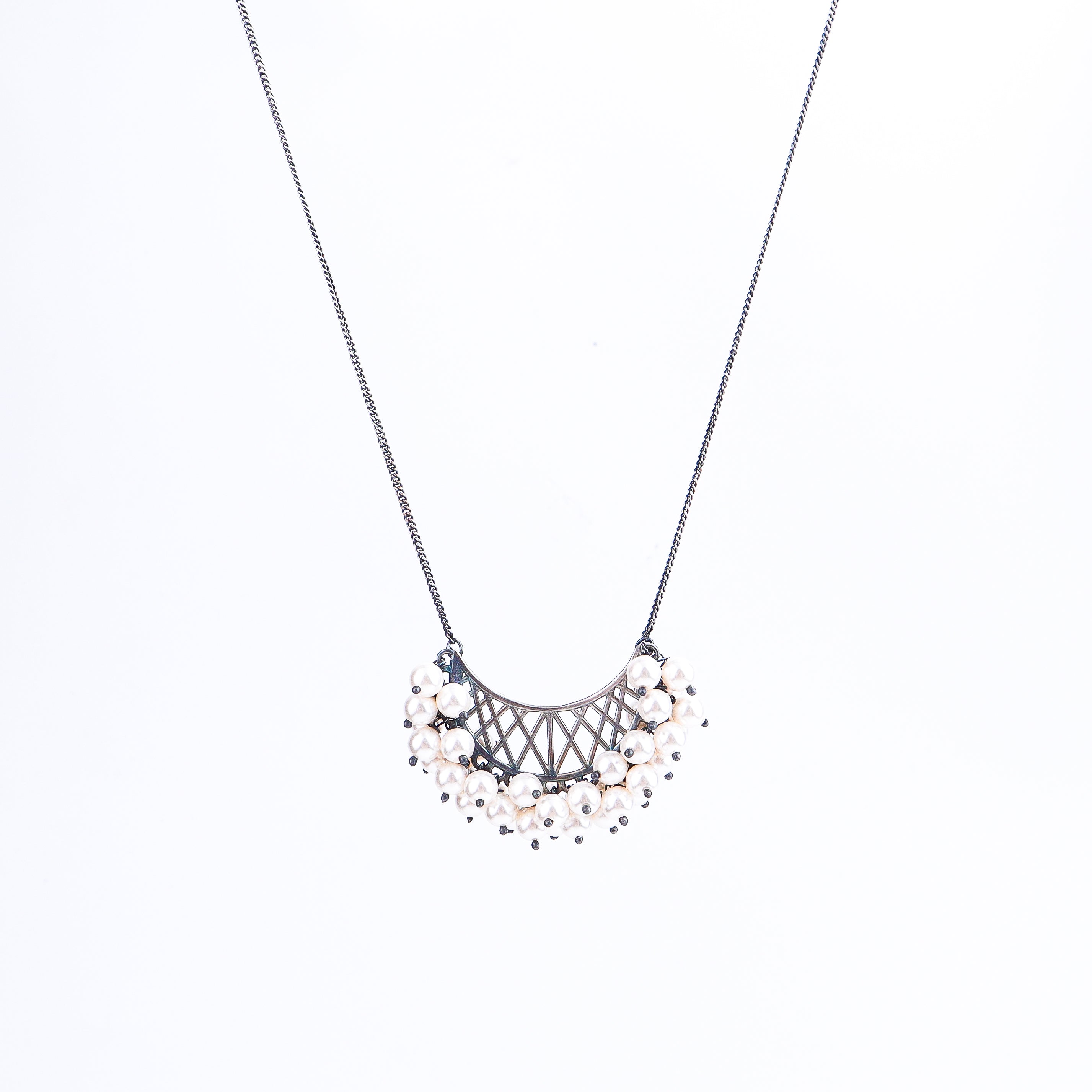 wear oxidized chand filigree necklace with pearls