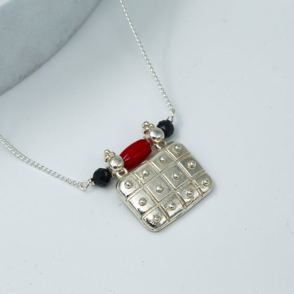 wear Silver Saaj Motif Mangalsutra Taait with nauvari saree