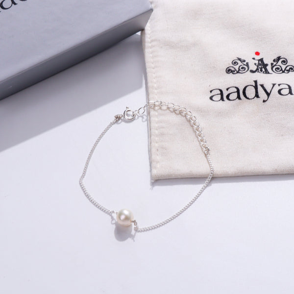 Pearl necklace with silver chain