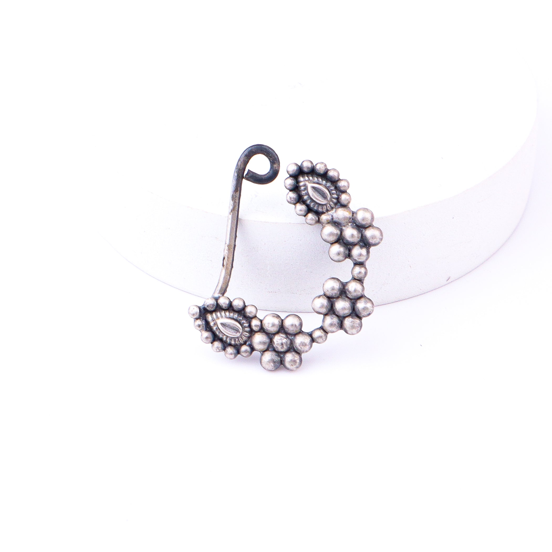 Model wear Itihaas kudi nath small for traditional styling