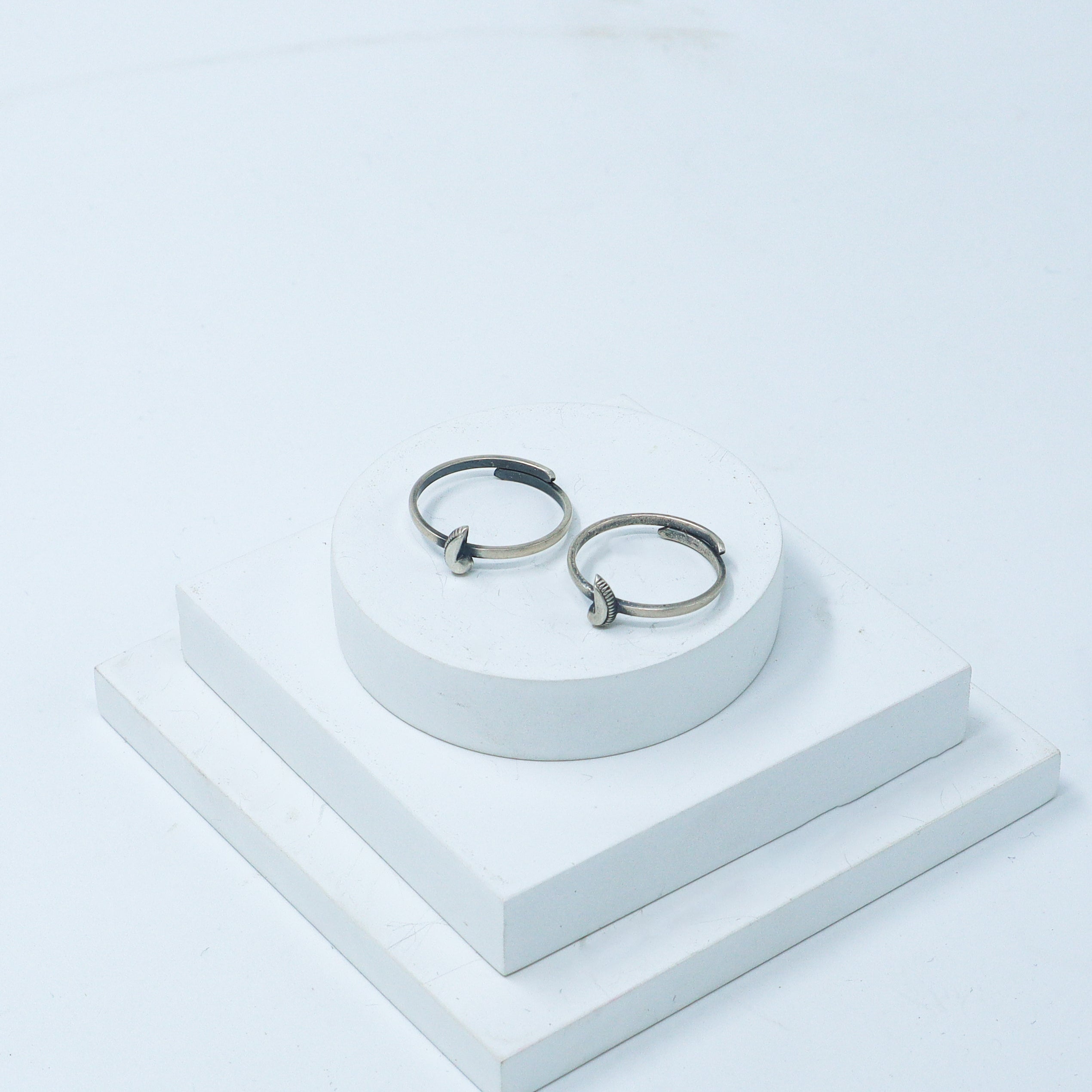 Tiny Silver Adjustable Toe ring (Plain peacock)