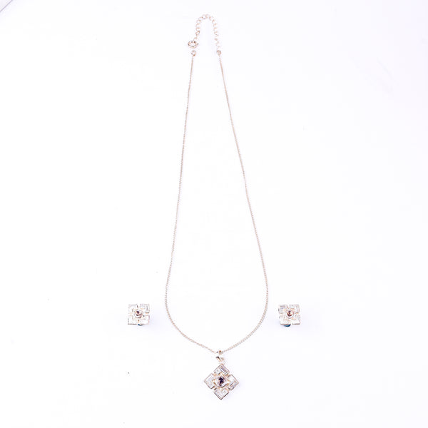 Elegant gold chain with clasp for jewelry sets