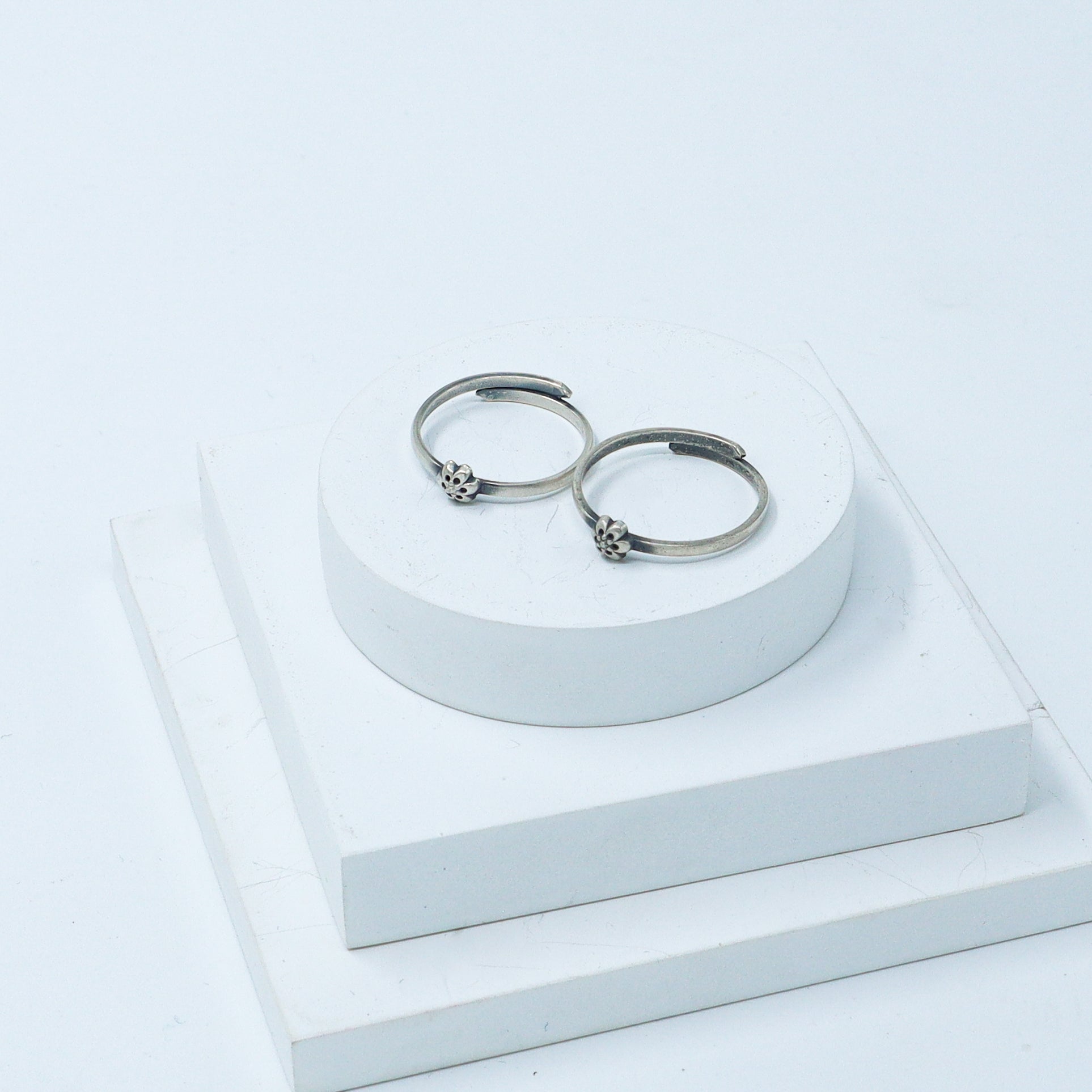 Tiny Silver Adjustable Toe ring (Flower)