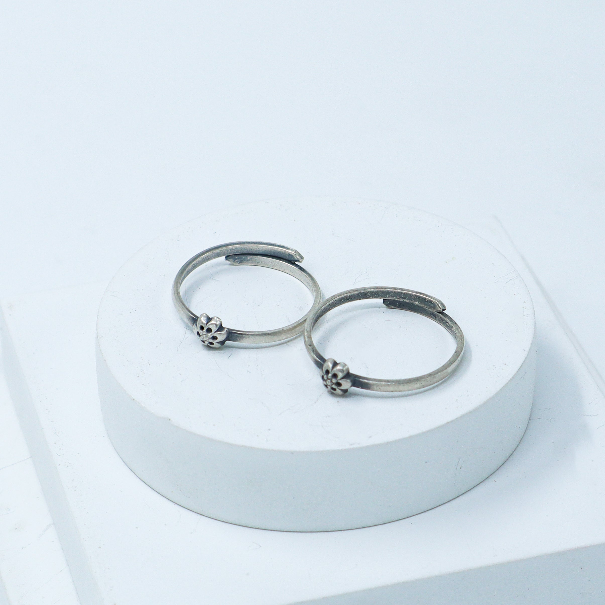 Tiny Silver Adjustable Toe ring (Flower)