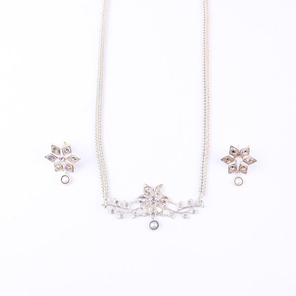 Silver jewelry set with leaf design and pearls