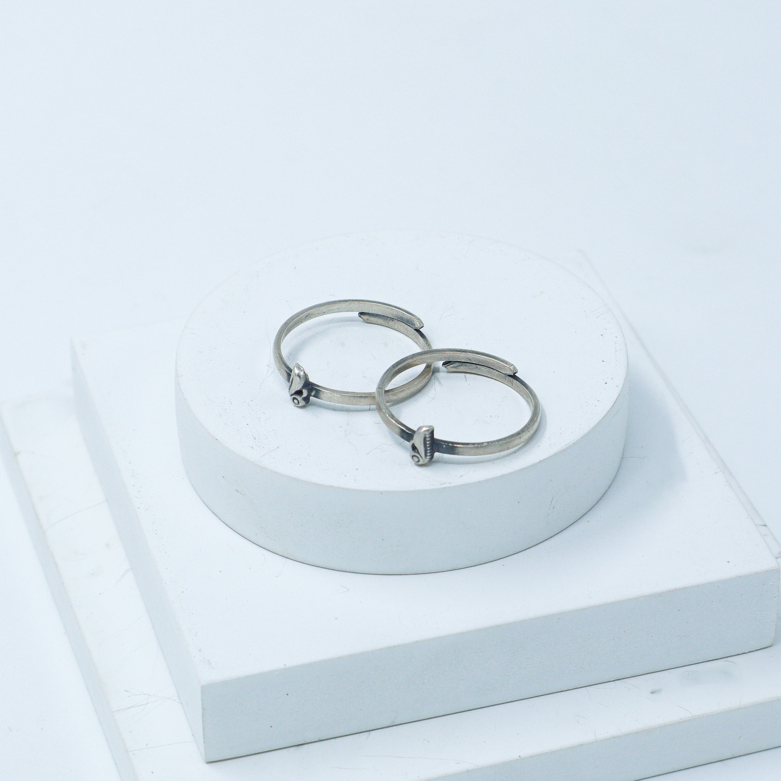 Tiny Silver Adjustable Toe ring (Mayur)