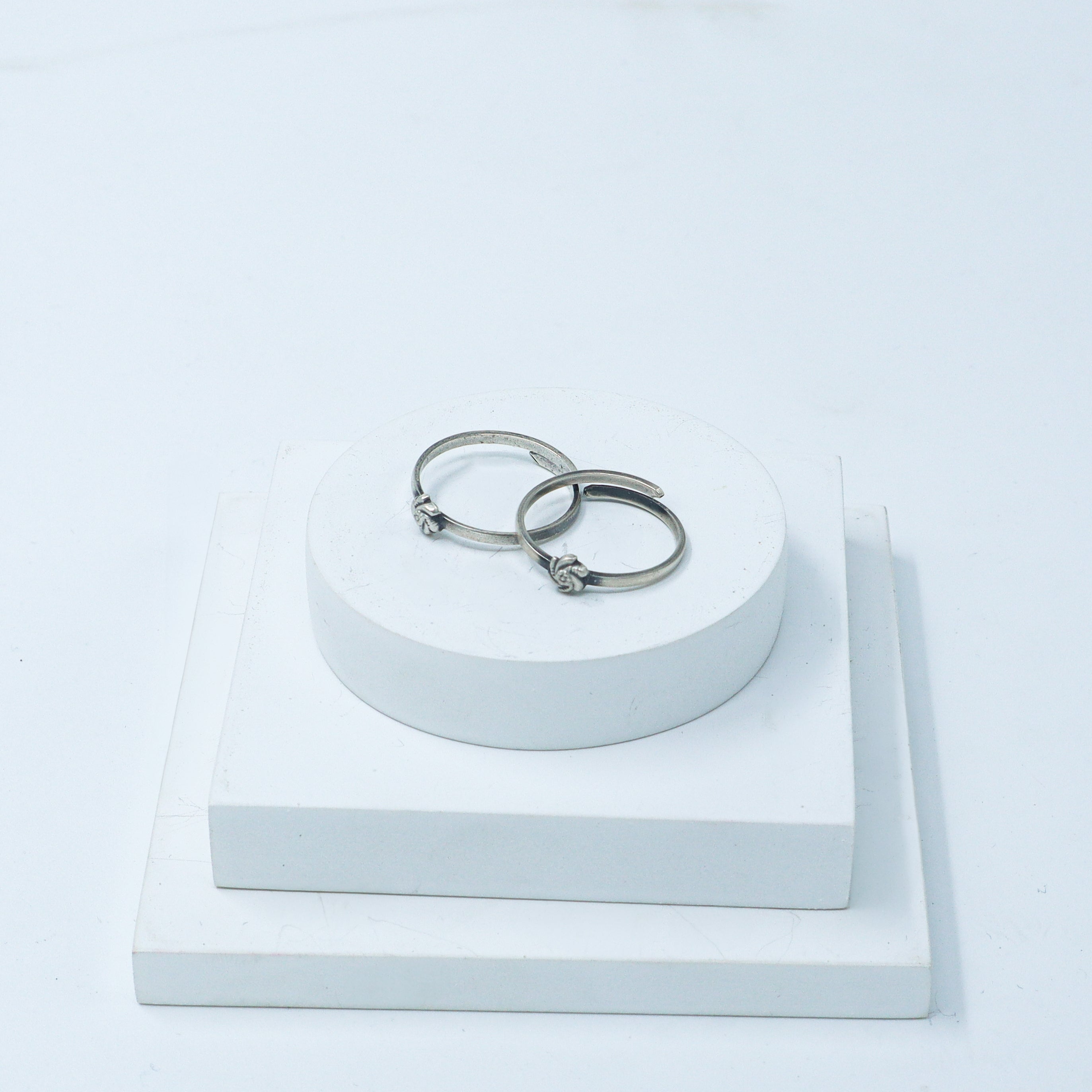 Tiny Silver Adjustable Toe ring (Spiral flower)