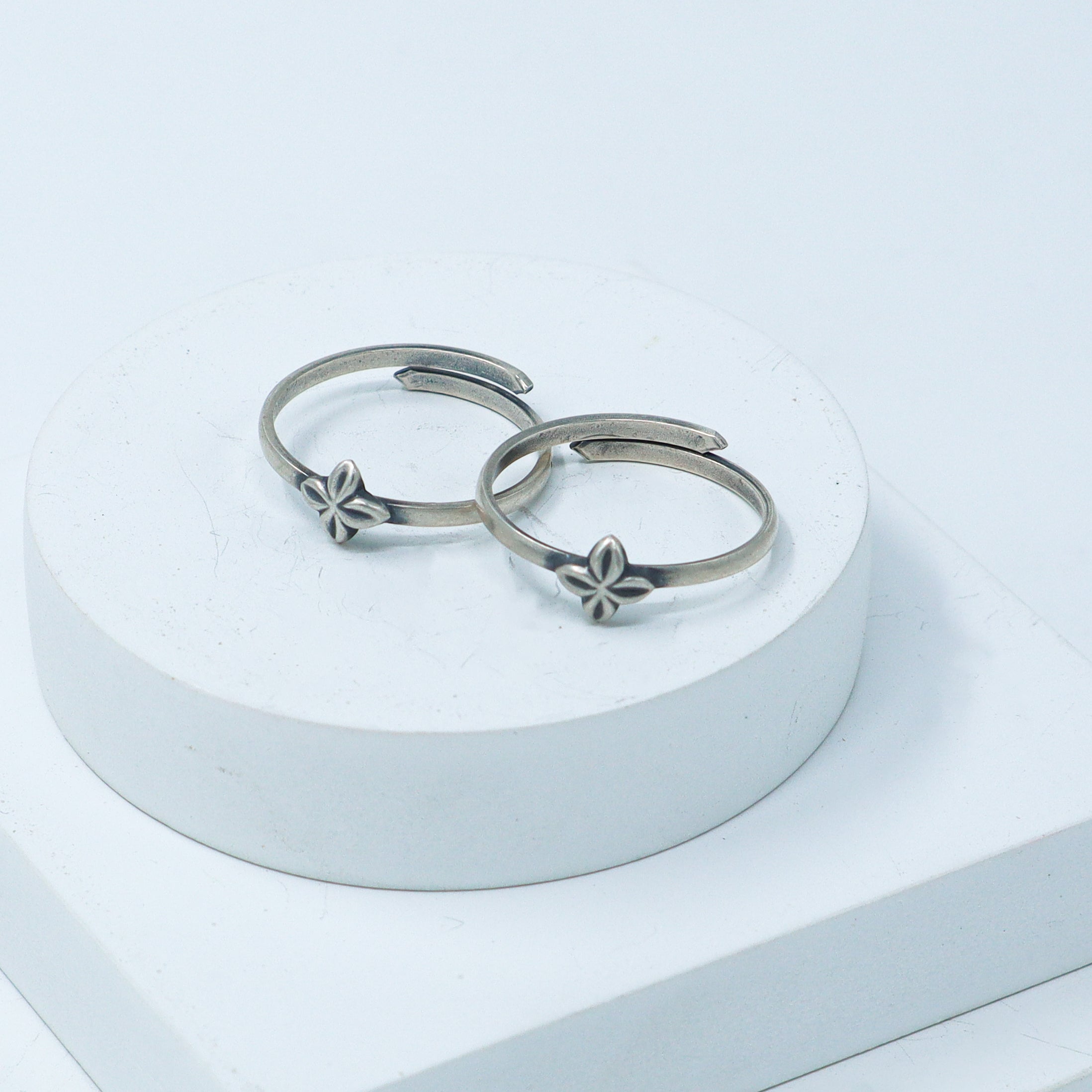 Tiny Silver Adjustable Toe ring (Leaf petaled flower)