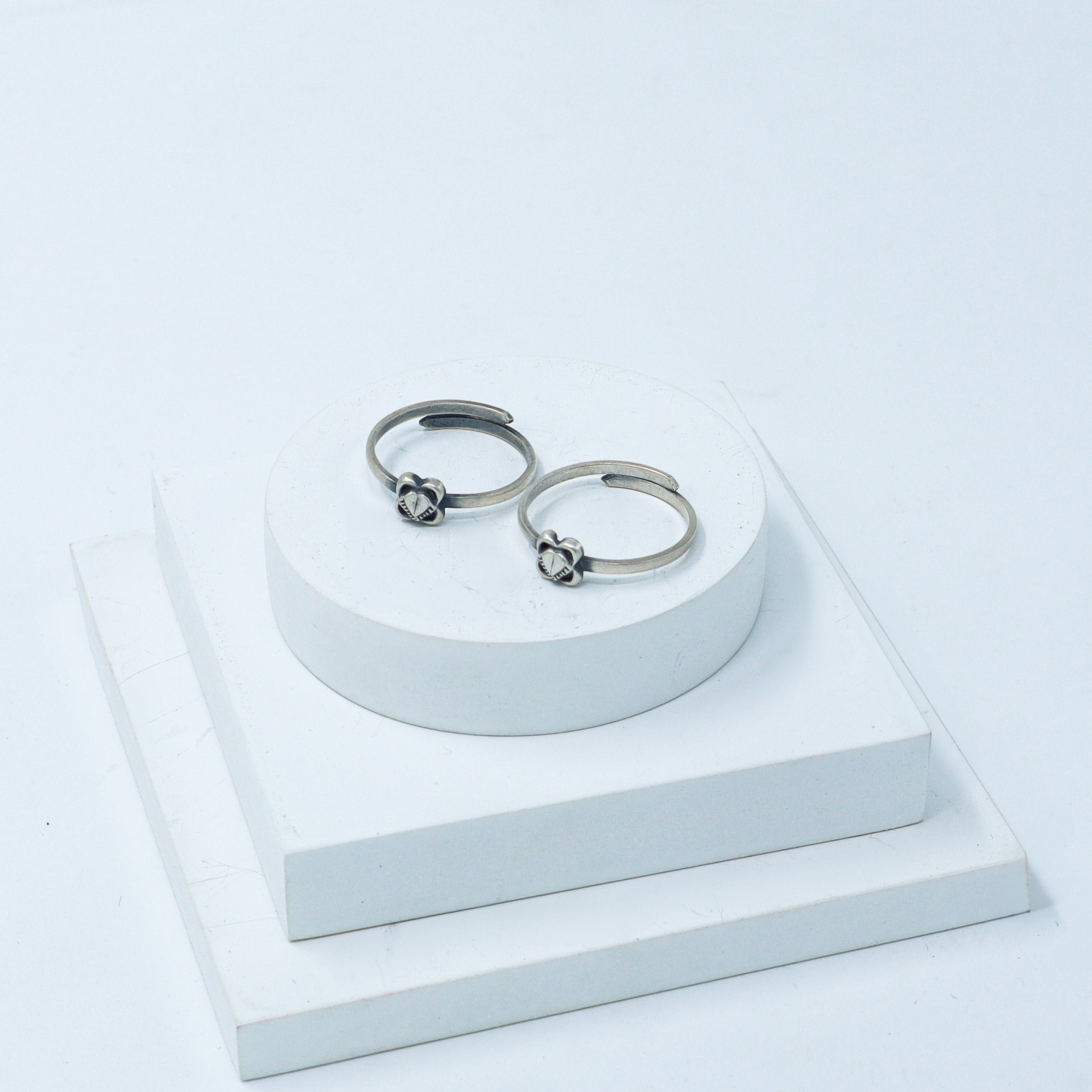 Tiny Silver Adjustable Toe ring (Clover)
