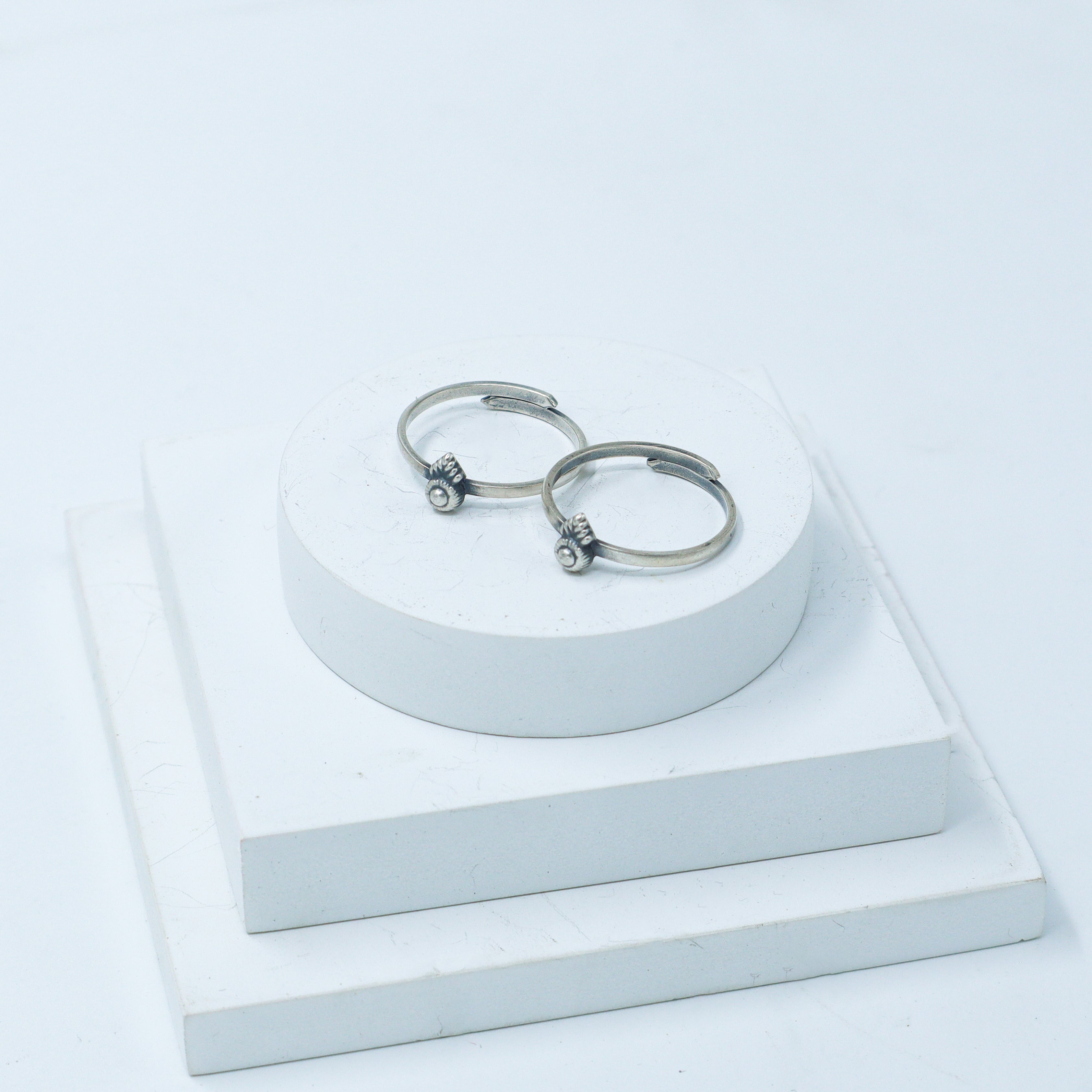 Tiny Silver Adjustable Toe ring (Round leaf)