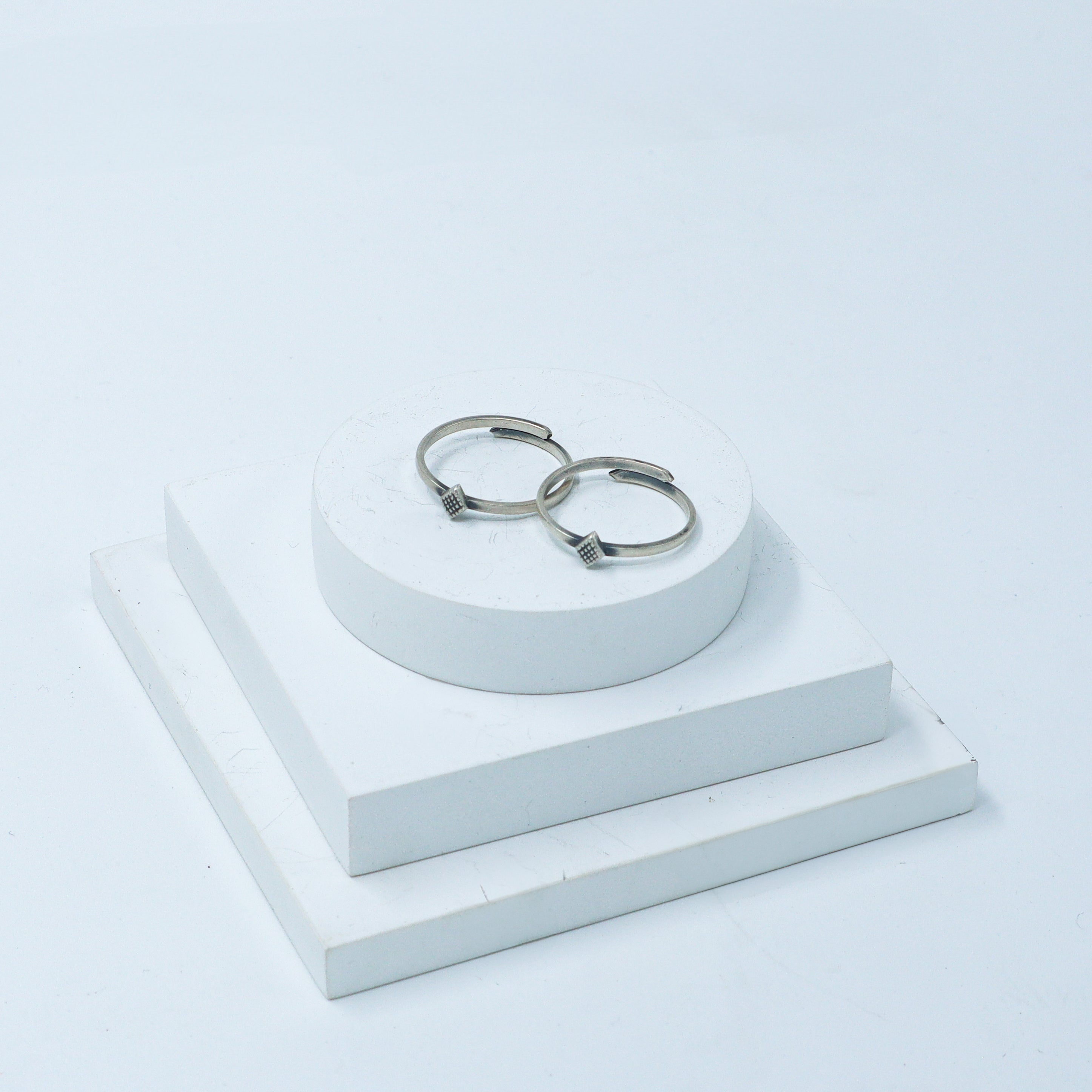 Silver Adjustable Toe ring (Diamond Nakshi)