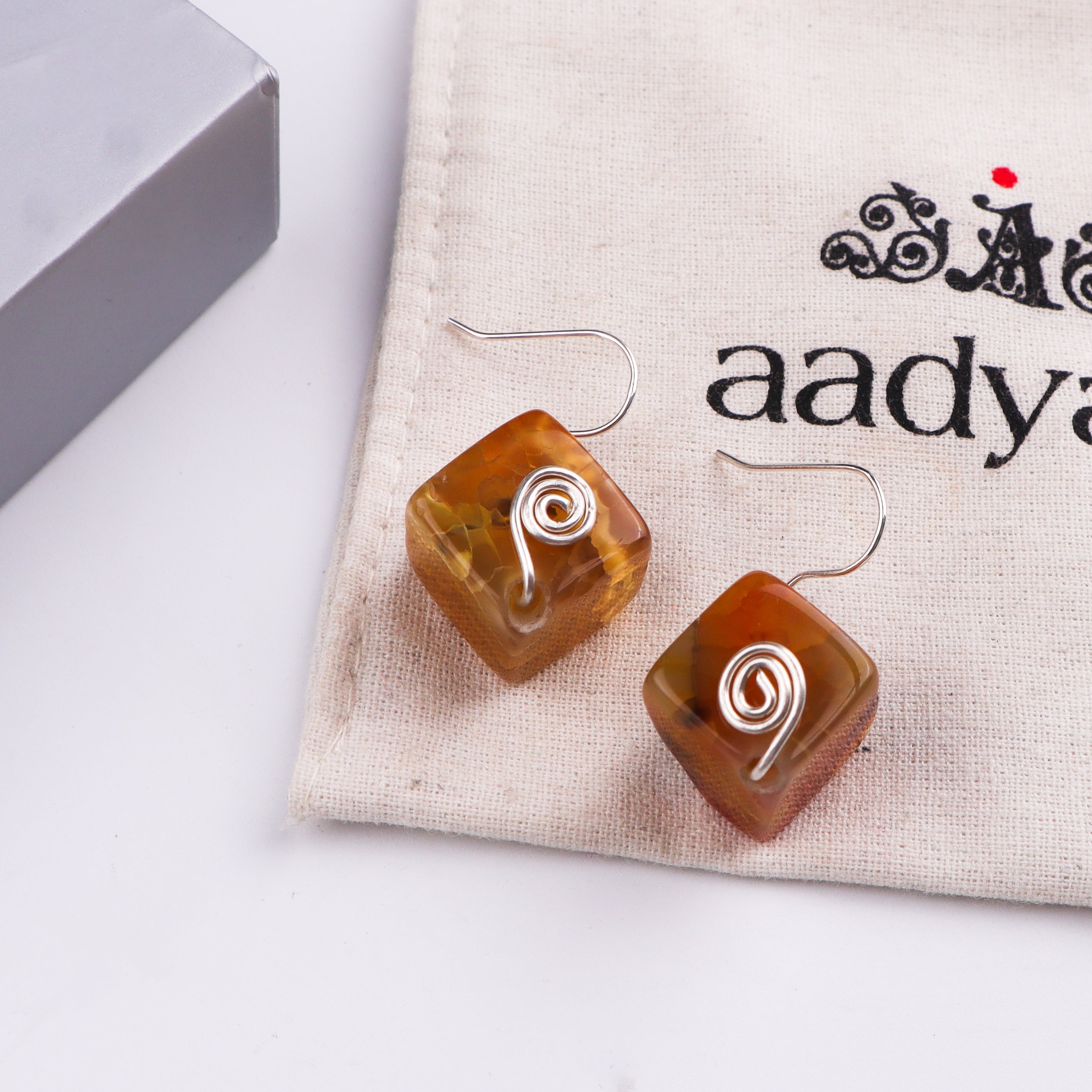 Silver wire earring with agate stone