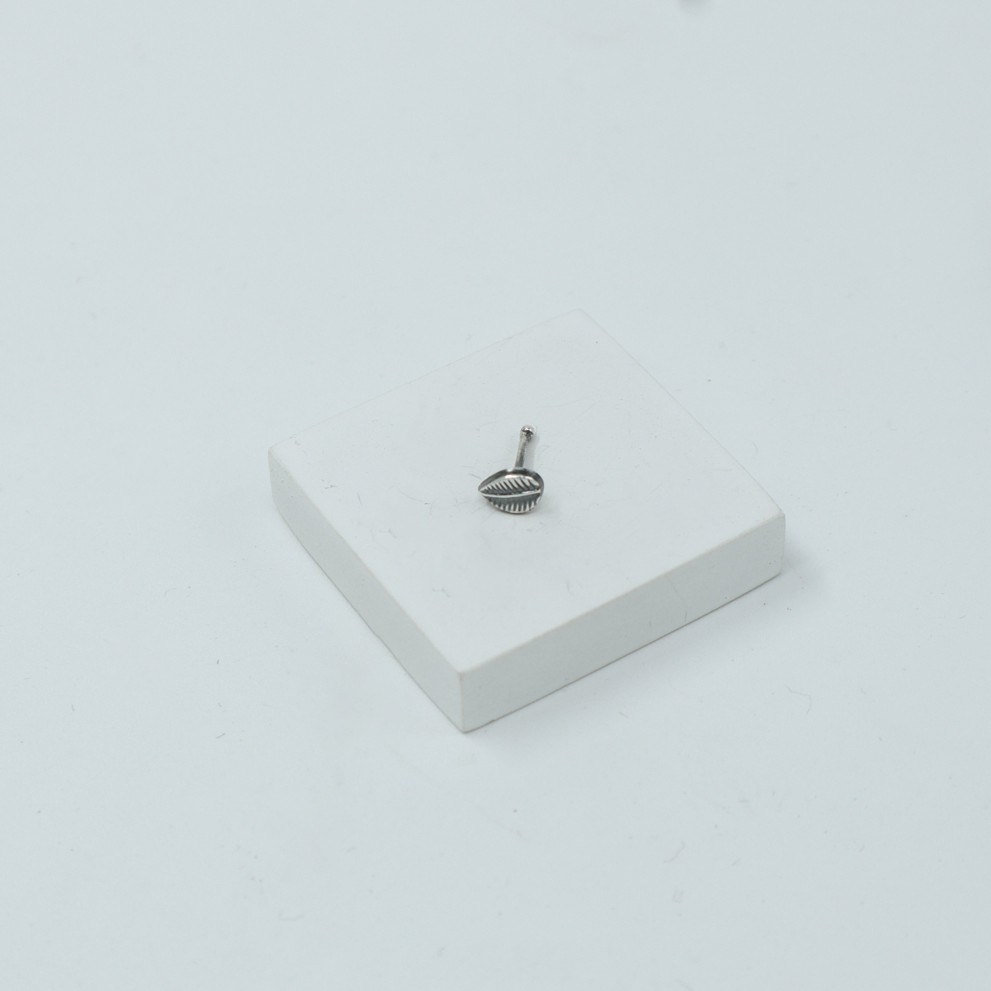 Silver Small Single Leaf Nose pin