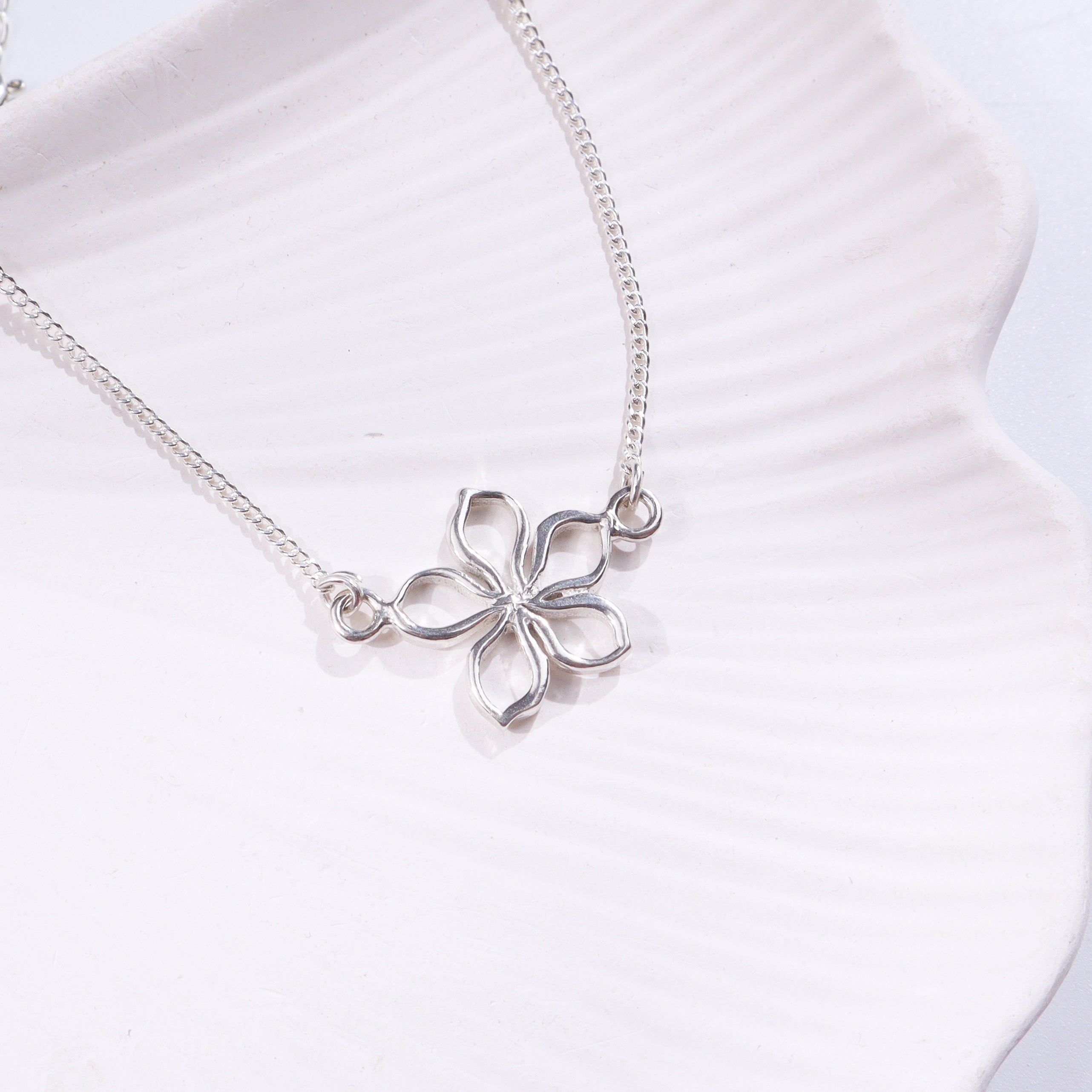 Silver flower pendant necklace