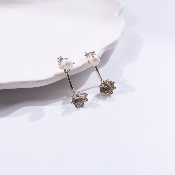 Pearl flower earrings with silver setting
