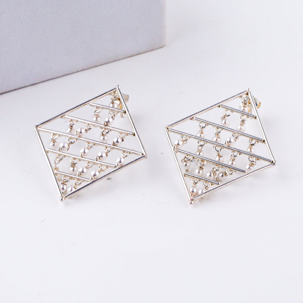styling silver pearl earrings with contemporary outfit