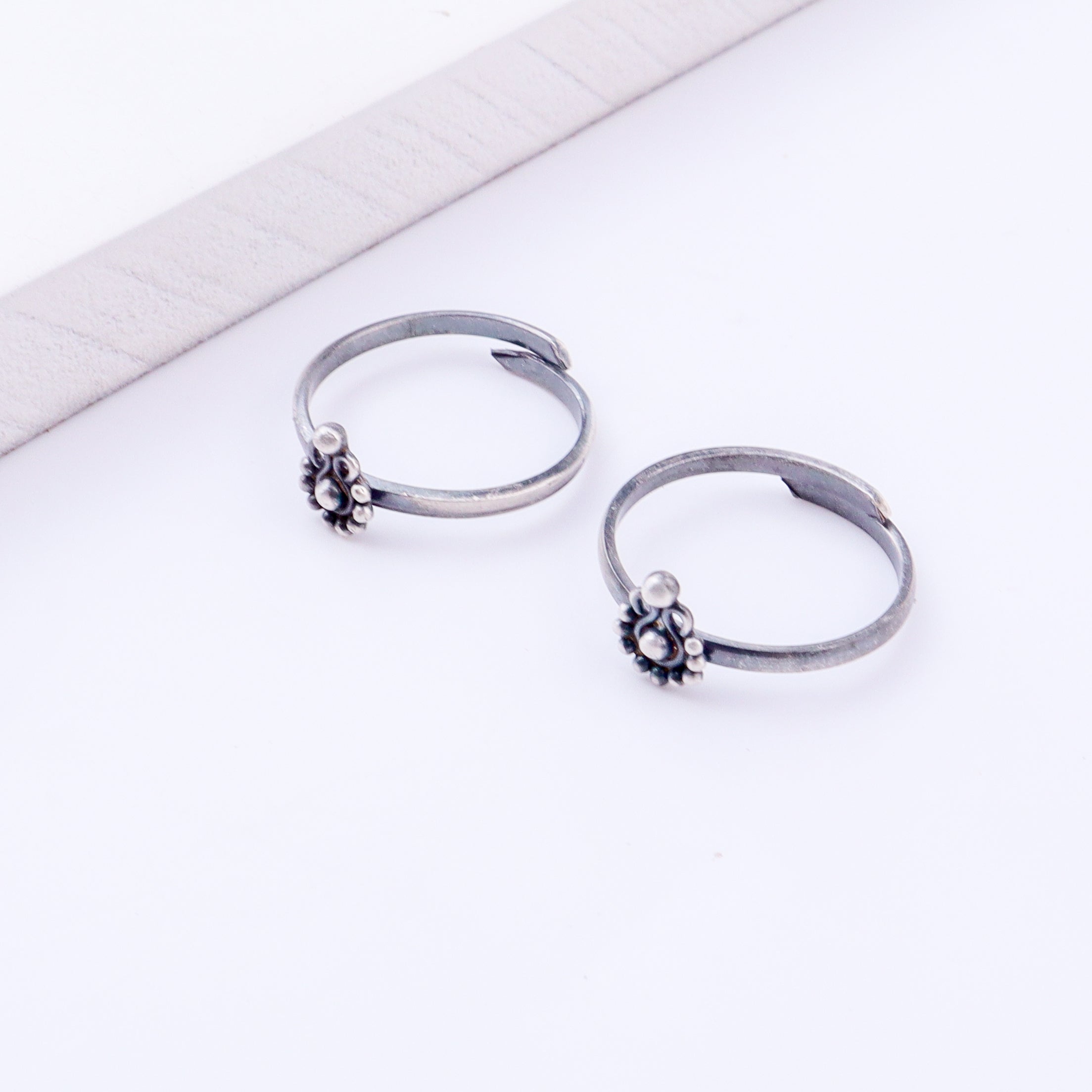 Gopadma silver toe ring styled with traditional outfit