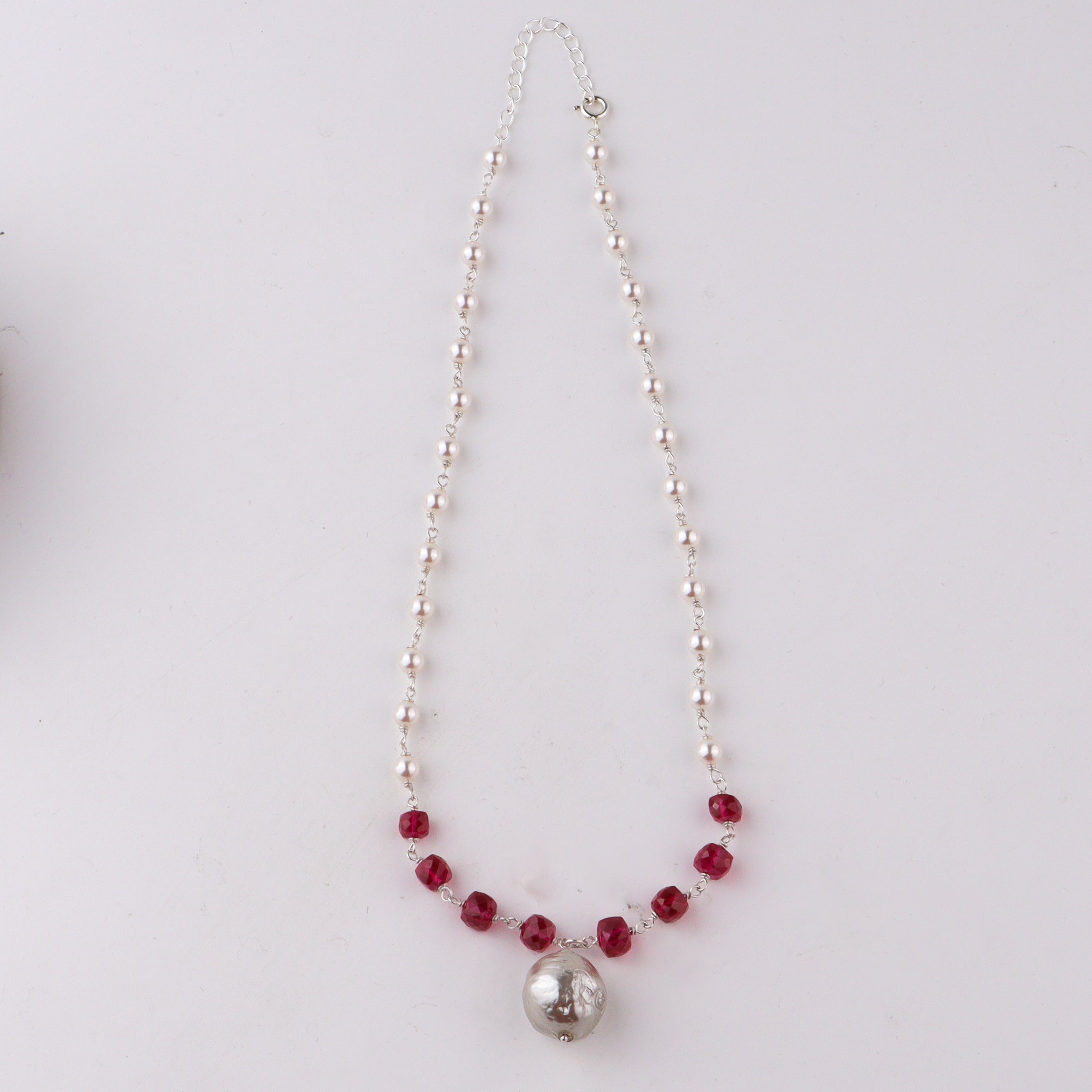 Baroque pearl ruby silver necklace detailing
