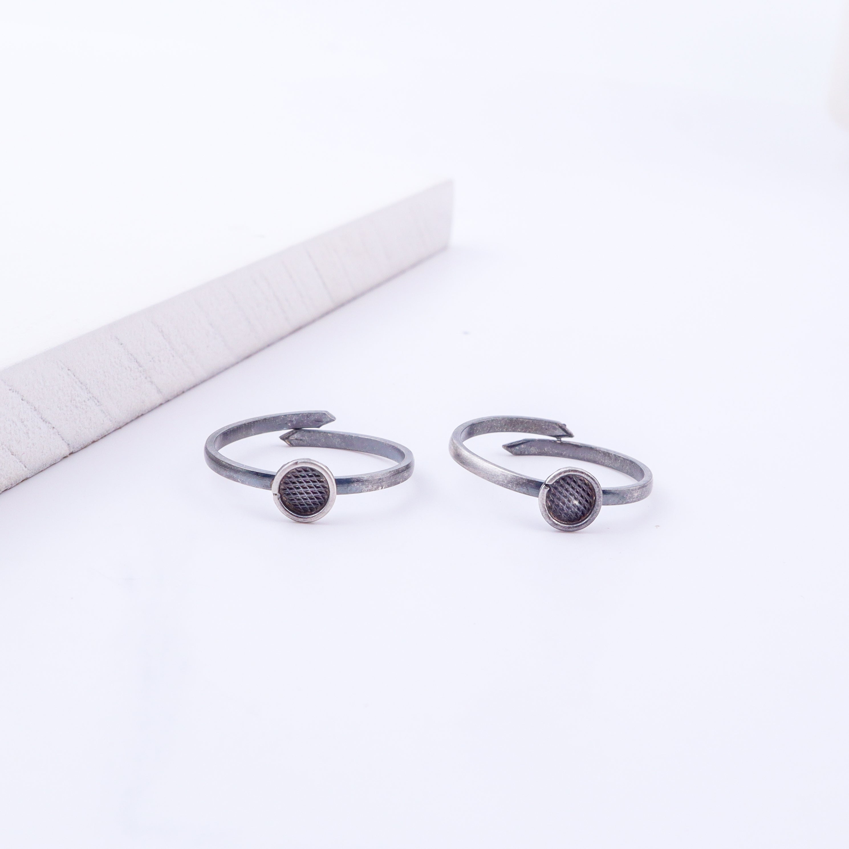 Textured circle silver toe ring styled with ethnic outfit