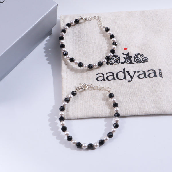 Baby bracelet with black and white beads