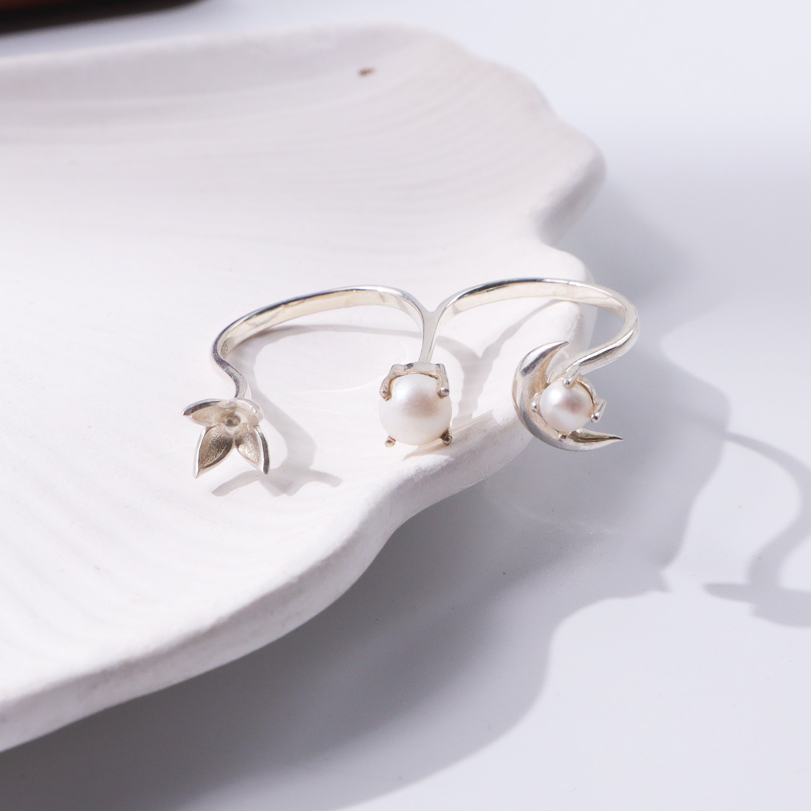 Silver ring with pearl flower design