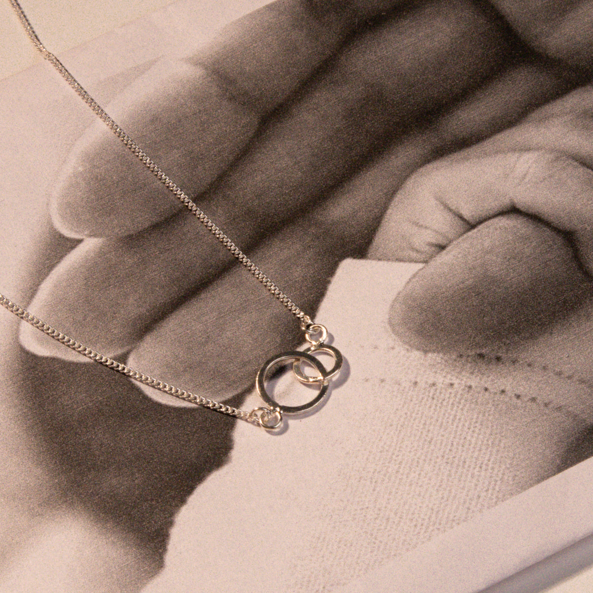 Circle Flat Wire Pendant Necklace