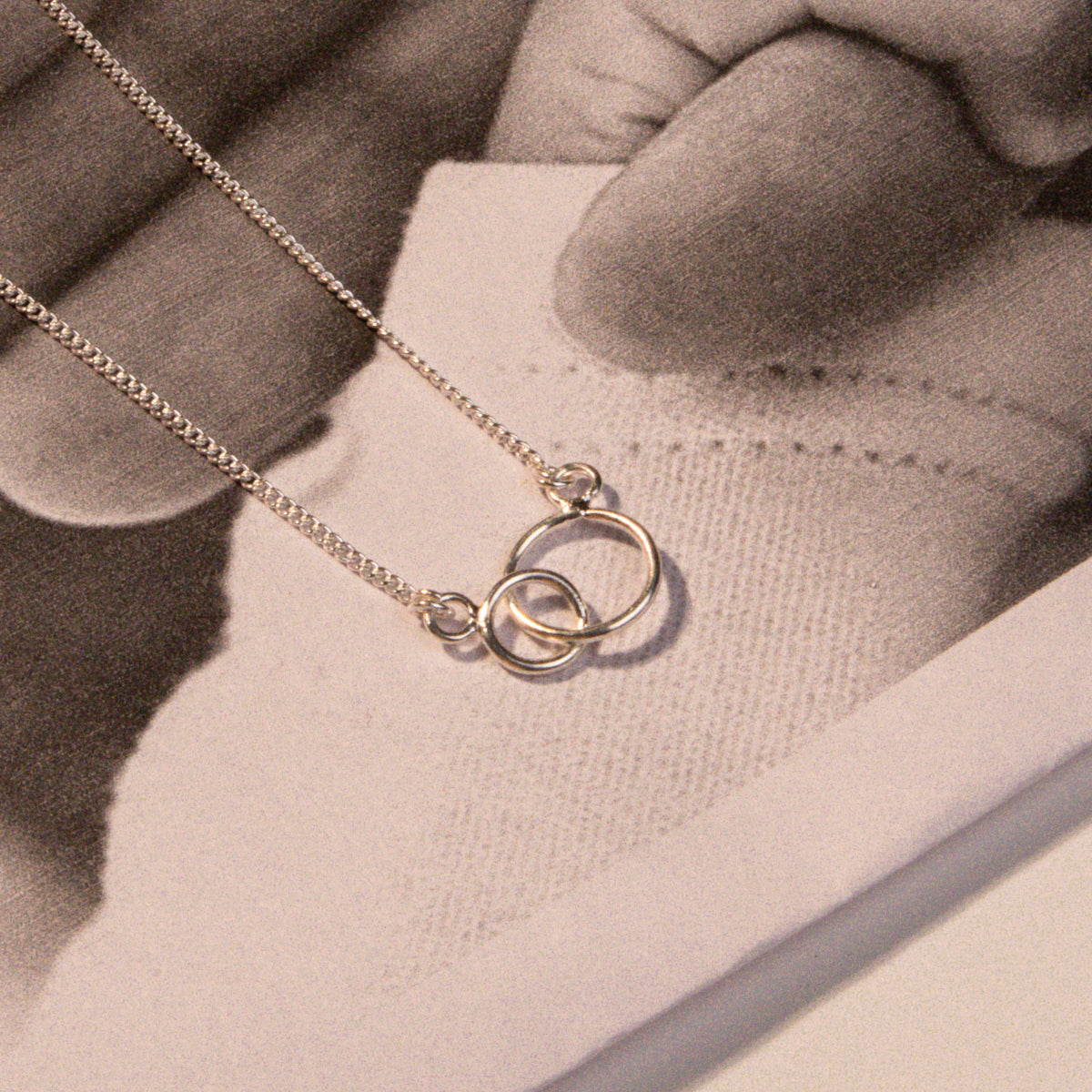 Circle Round Wire Pendant Necklace