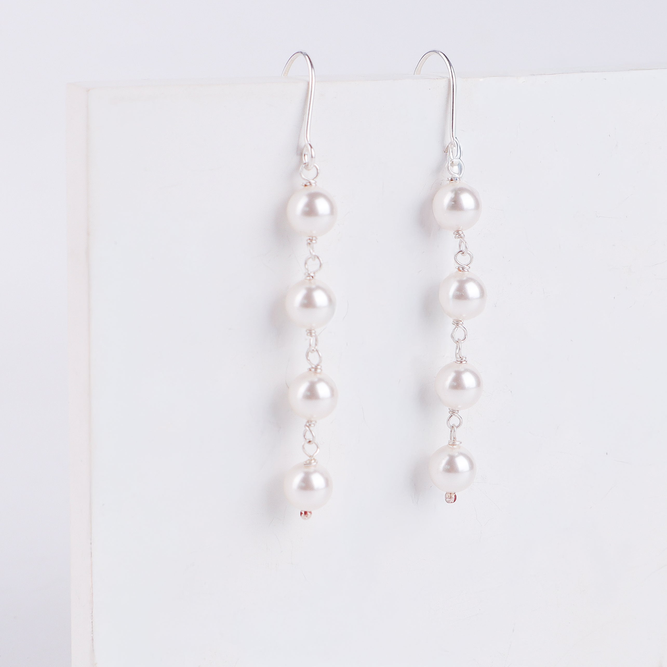 Pearl dangling earring