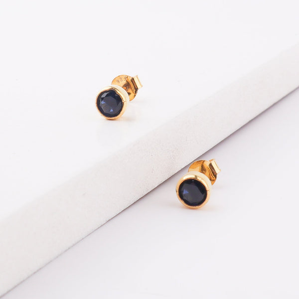 Black gemstone stud earring with gold setting