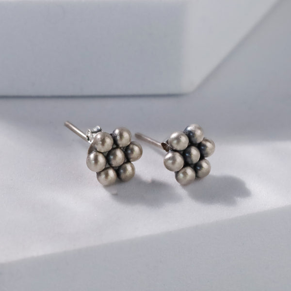 Silver kudi motif stud earrings design