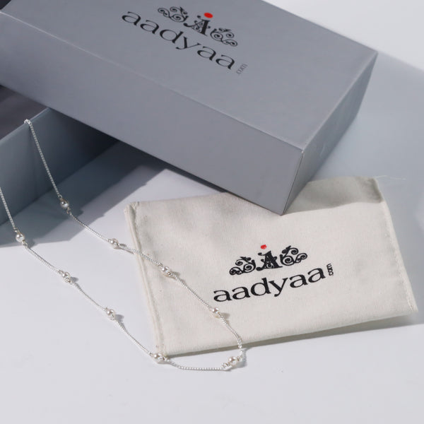 Minimalist pearl necklace design