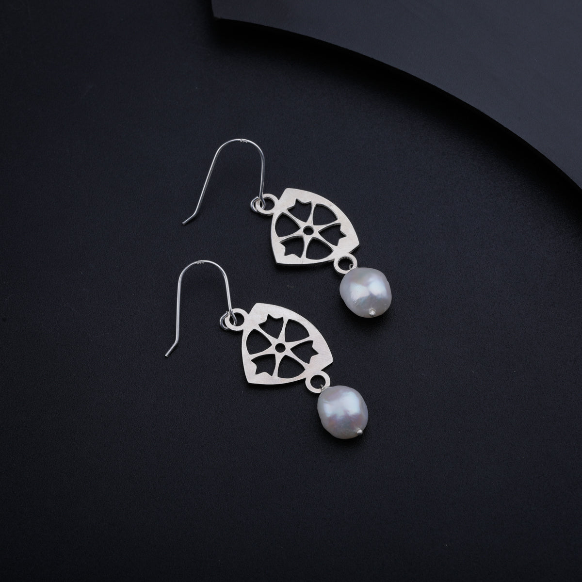 Silver Filigree Dangler Earring with Pearl