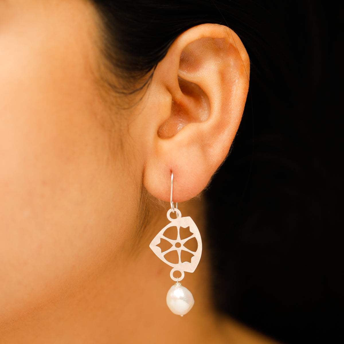 Silver Filigree Dangler Earring with Pearl