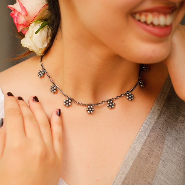 kudi motifs detailing on silver chain choker