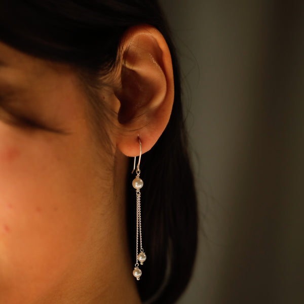 Elegant pearl dangle earring with silver chains